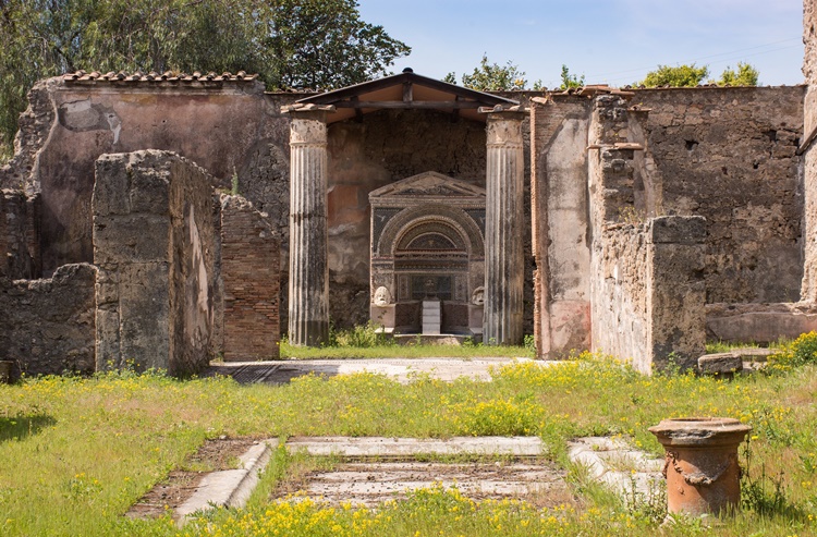 Pompeia e Herculano são destruídas 