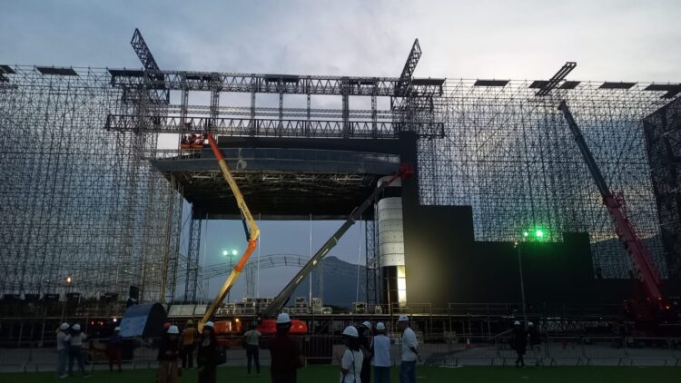 Cenografia do Palco Mundo em montagem para o Rock in Rio 2026